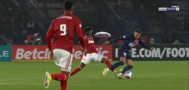 Faultul comis asupra lui Kylian Mbappe de către Lilian Brassier de la Brest, care a văzut al doilea cartonaș galben / Sursa foto: captură de ecran de la Marca