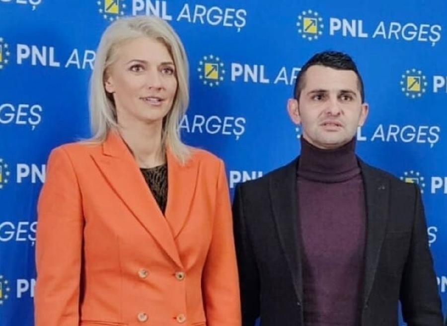 Iulian Călin, alături de Alina Gorghiu / Sursă foto: Facebook@ PNL Ștefănești „Lumea migrează spre partidele extremiste” » Apariție neobișnuită a arbitrului-candidat la primărie: „Vă pot da exemplul Revoluției de la 1848”