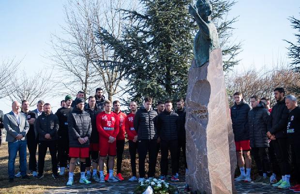 Maghiarii l-au comemorat pe Marian Cozma, Dinamo a omis! 15 ani de la dispariția tragică a lui „Păsărilă” » Strigătul tatălui îndurerat: „Acolo se face, la noi, nu!”