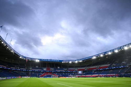 Parc des Princes. Sus, pe acoperiș, motto-ul lui PSG: Ici c'est Paris! Aici e Paris! Foto: Guliver/GettyImages