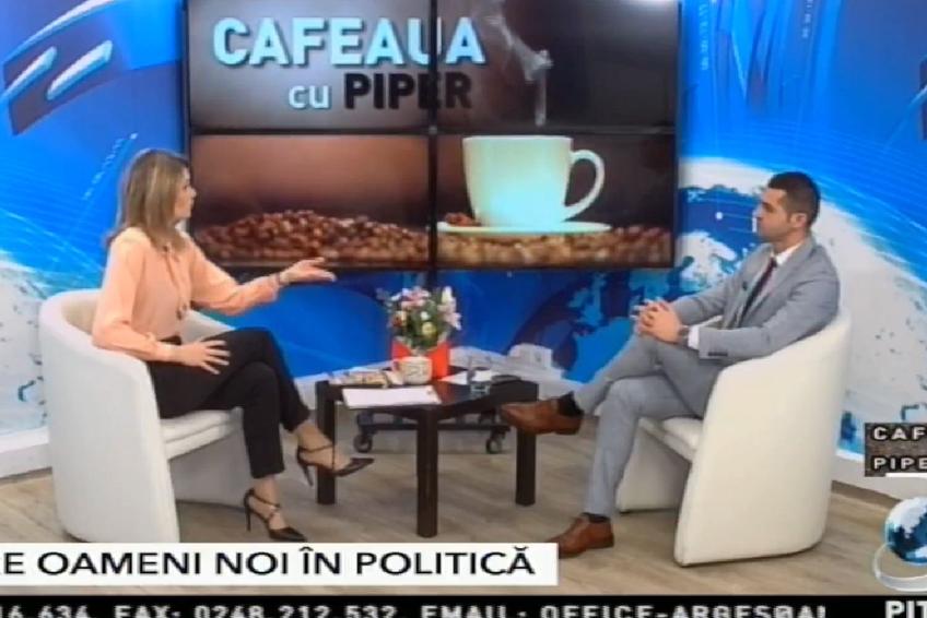 Iulian Călin, invitat la emisiunea „Cafeaua cu piper” / Sursă foto: Captură@ Antena 3 Pitești