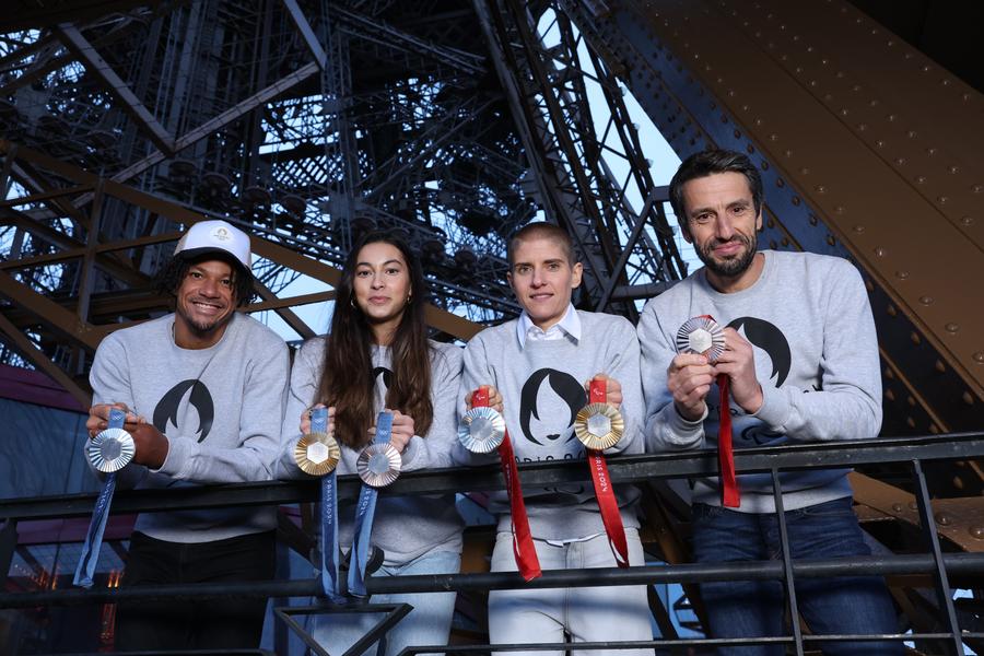 Francezii au dus medaliile care se vor oferi la Jocurile Olimpice și la cele paralimpice la Turnul Eiffel FOTO Guliver/GettyImages Medaliile care vor fi decernate la Jocurile Olimpice de la Paris » Câte grame de aur are cea mai strălucitoare distincție + elementul unic pe care-l conține