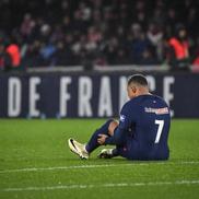 Kylian Mbappe resimțind faultul lui Lilian Brassier / Sursa foto: Imago Images