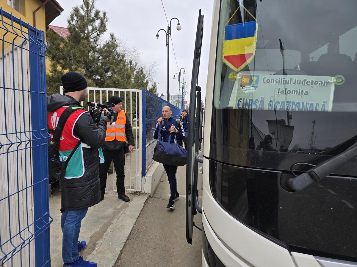 4 scene deplorabile înainte de Slobozia - Craiova » Anghel Iordănescu, băgat la „congelator”