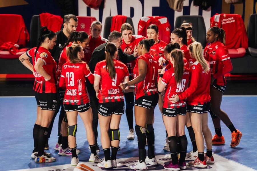 Jucătoarele de la Gloria Bistrița la un timeout în sezonul 2024-2025 din Liga Campionilor Foto: Gloria Bistrita Facebook Gloria Bistrița se alătură lui CSM București în Liga Campionilor, Baia Mare nu a primit aprobarea EHF