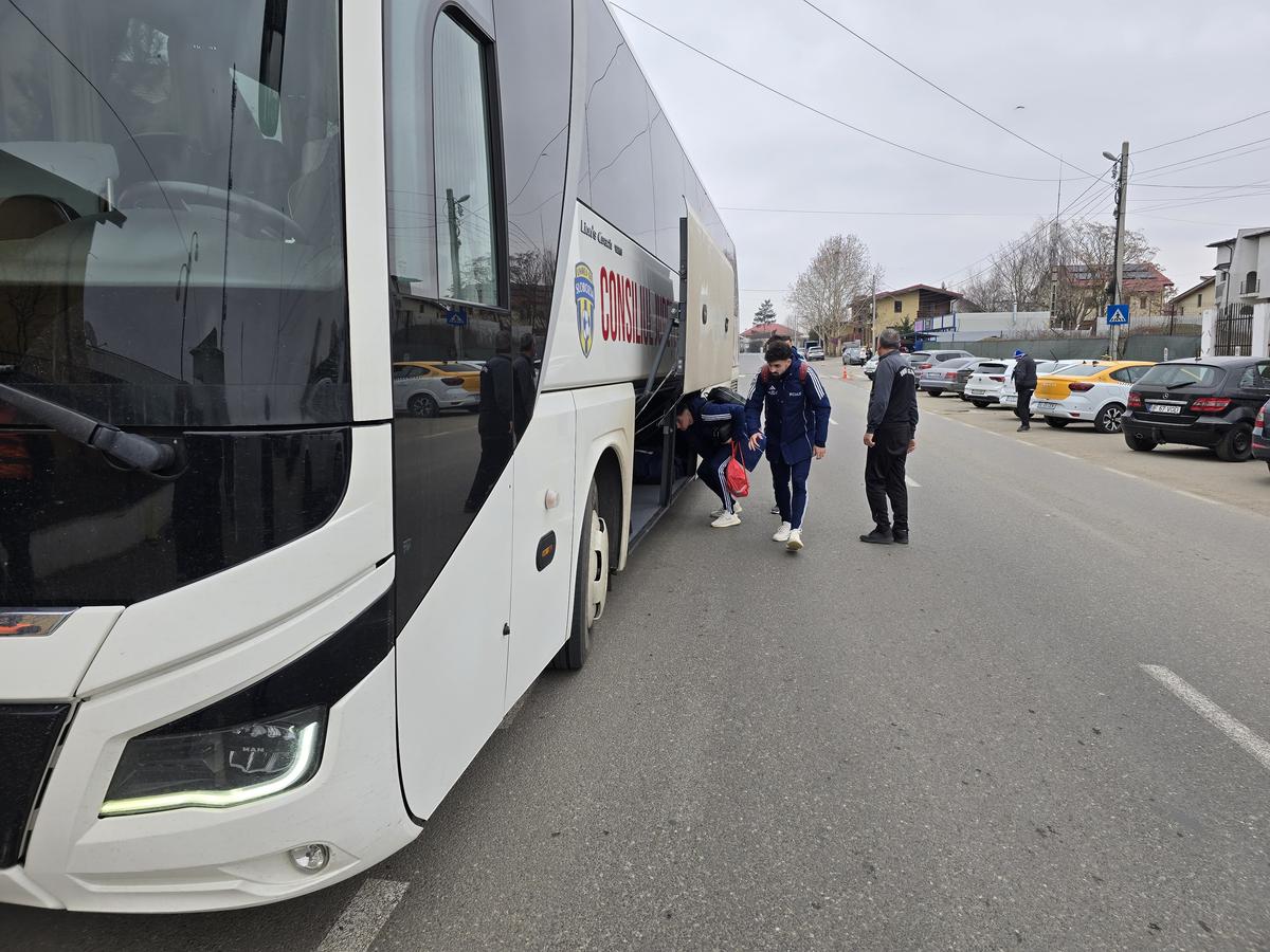 4 scene deplorabile înainte de Slobozia - Craiova » Anghel Iordănescu, băgat la „congelator”