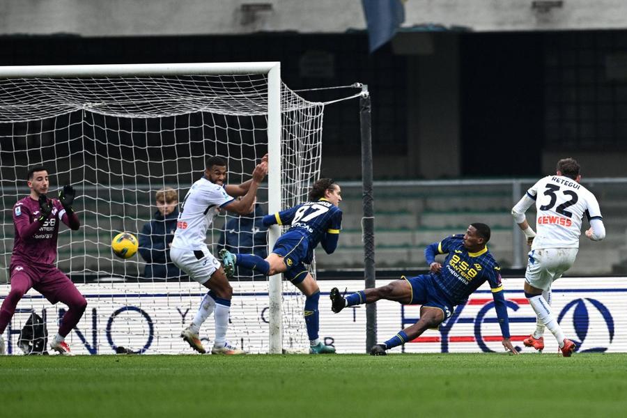 Mateo Retegui l-a învins la foc automat pe portarul Lorenzo Montipo, pe Marc Antonio Bentegodi din Verona, în victoria Atalantei (5-0 cu Hellas) / Foto: Imago Retegui a făcut spectacol: primul „poker” al carierei + Cifrele fantastice ale vârfului Atalantei