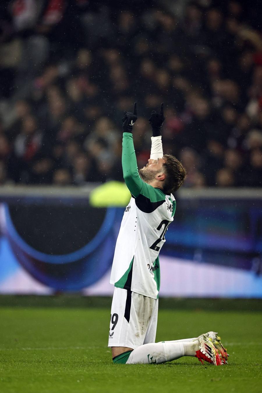 După fiecare gol marcat pentru Feyenoord, Santiago Gimenez se așeza în genunchi pentru a-i mulțumi lui Dumnezeu / Foto: Imago Povestea emoționantă a lui „Bebote”, noul vârf al lui Milan: „Ca prin miracol m-am vindecat. EL mi-a salvat cariera”