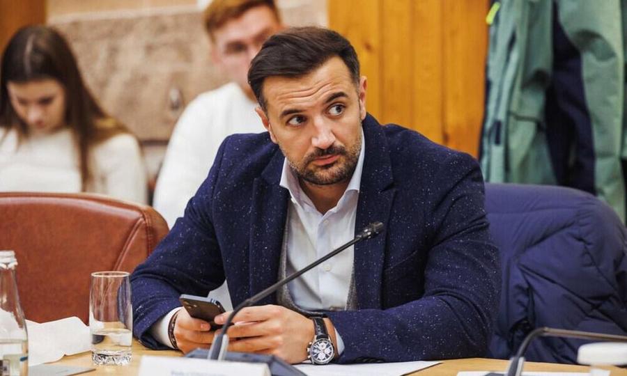 Președintele Universității Cluj, Radu Constanțea, crede că provocările lui Andrei Cordea din derby au declanșat tot scandalul din Gruia Iată imaginile ascunse care au declanșat furia lui Bergodi! Președintele lui U Cluj: „Injurii și gesturi josnice! Nu reziliem contractul lui Cristiano” + Ironic despre Pancu: ”BD la munte și la mare”