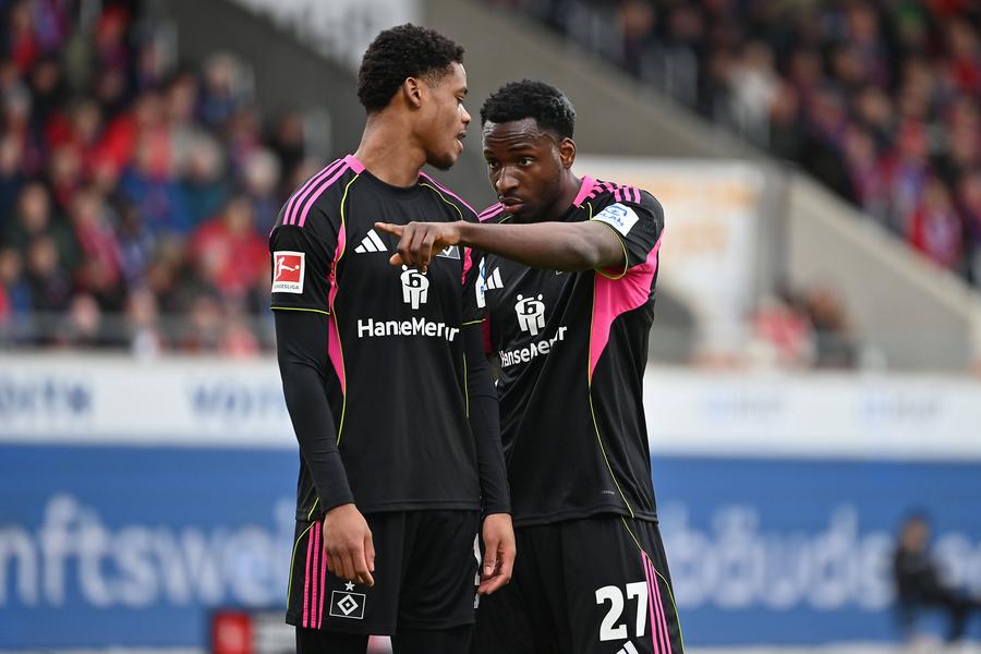 Philip Otele (dreapta), assist la debutul pentru Hamburger / Imago Images Philip Otele, fostul jucător de la CFR Cluj, debut perfect în Bundesliga