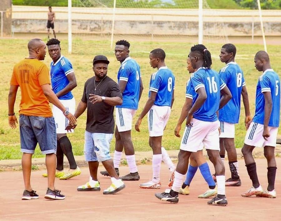 Tegbo Best (tricou negru) recrutează jucători pentru România în urma unor campusuri realizate în Nigeria. Foto: facebook.com/Afrik_footballagency „Rețeaua Nigeria” » AUDIO. „Impresarul” amenință jucătorul african adus în România: „N-o să-ți placă ce-i voi face. Voi merge cu băieții” + Reacția incredibilă a autorului