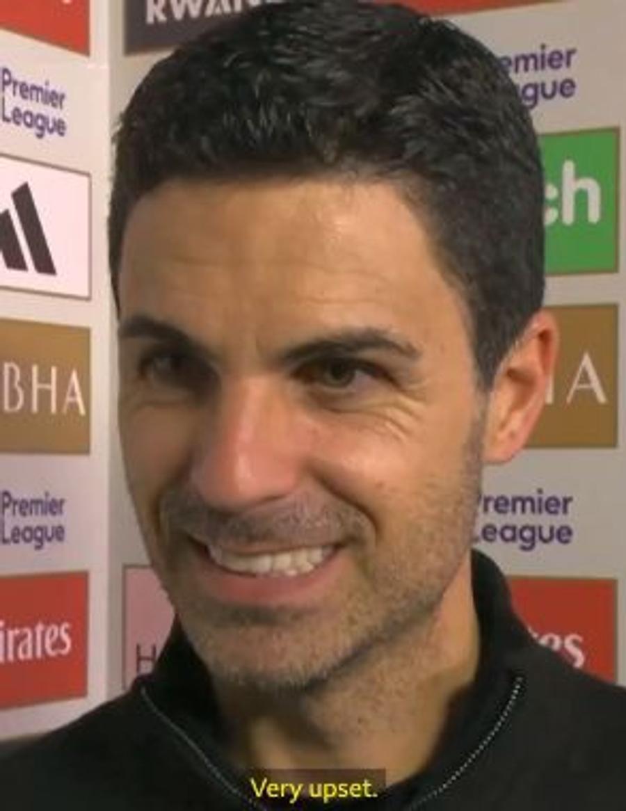 Expresia lui Mikel Arteta în momentul în care a răspuns întrebării Cu un zâmbet larg, Mikel Arteta a râs de contestatarii lui Arsenal: „Da, sunt foarte supărat”