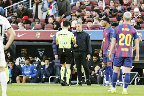 Hansi Flick, antrenorul Barcelonei, are un schimb cu arbitrul Alejandro Quintero / Foto: Imago