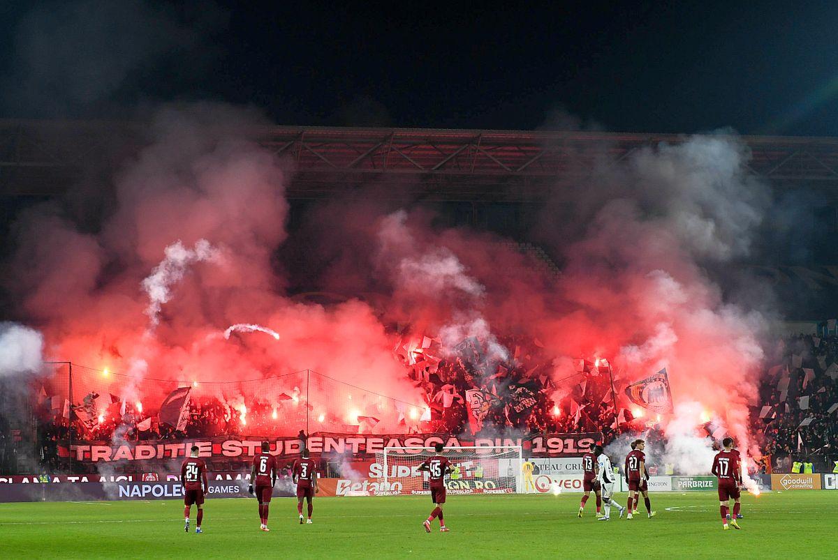 Gaze lacrimogene și amenzi usturătoare după CFR - U Cluj: „Au fost interziși pe stadioane”