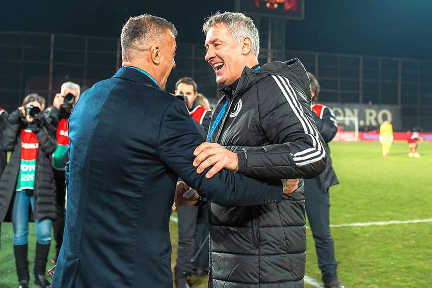 Daniel Pancu, îmbrățișându-l pe Cristiano Bergodi înaintea meciului // foto: Imago Images