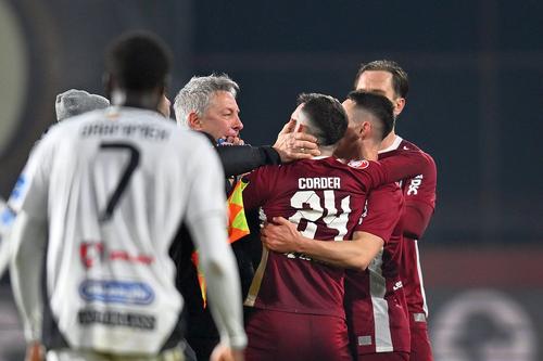 Bergodi, sărind să-l lovească pe Cordea // foto: Imago Images