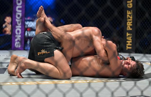 Usman Nurmagomedov și-a apărat titlul la categoria ușoară cu o lovitură neobișnuită