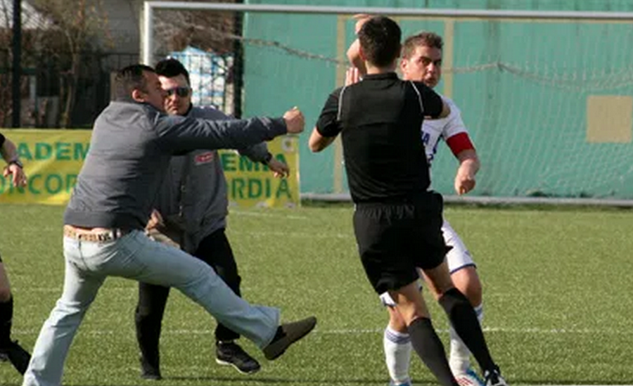 CLINCENI - VIITORUL 2-3 // VIDEO Scene reprobabile la Clinceni! Primarul și băieții lui au intrat pe teren ca să bruscheze arbitrii: „Plecați tranșați de aici!”