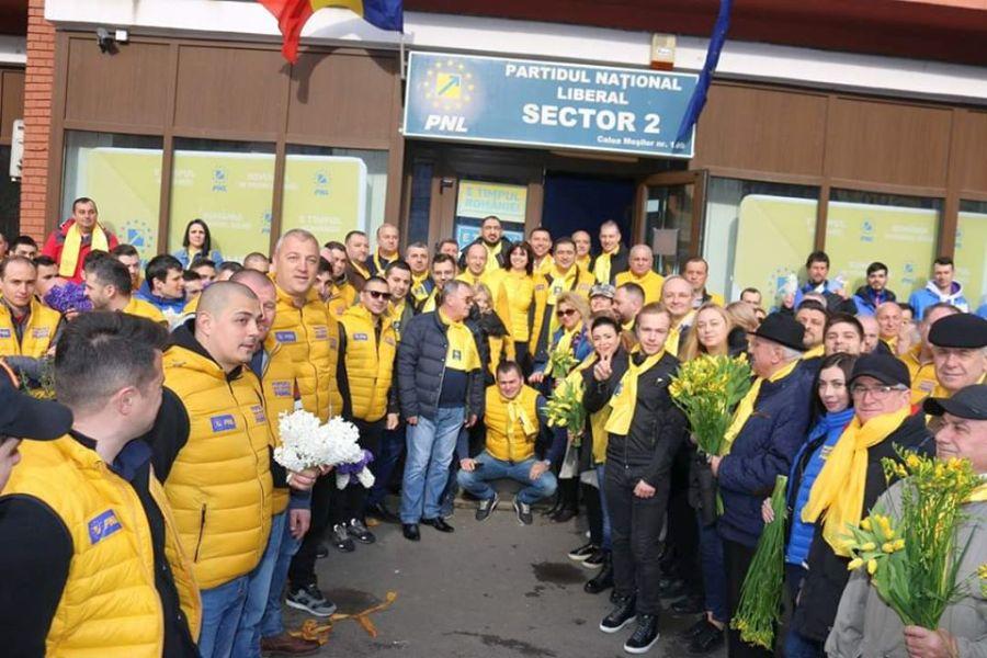 FOTO Liderul PCH Elias Bucurică și-a schimbat culoarea politică » Surprins în campanie pentru PNL