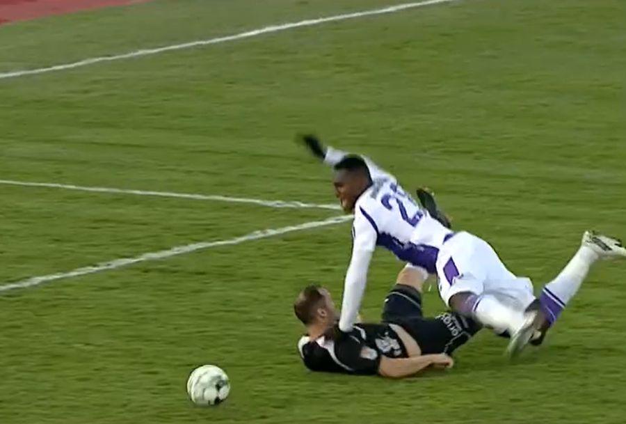 Momentul în care Frăsinescu îl faultează pe Malele iar Rusandu nu acordă penalty / Captură Digi Sport FOTO » Ion Crăciunescu a criticat dur un arbitru din Liga 1: „Cum să nu vezi așa ceva?! N-ai voie!”