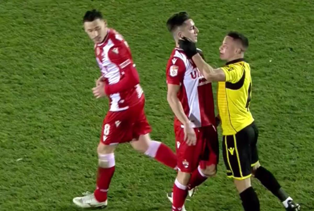 Moment violent! L-a luat de gât pe teren și a văzut „ROȘU” direct