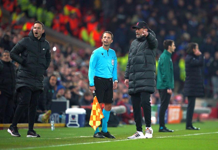 Klopp a fost printre primii care au sesizat urgența medicală Liverpool - Inter, oprit din cauza unei urgențe medicale » Doctorii au alergat spre tribune