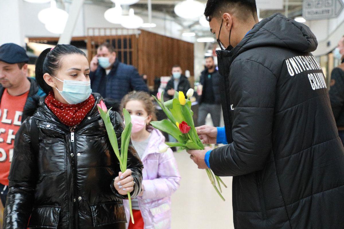 Fotbaliștii Universității Craiova, acțiune în mall de Ziua Femeii