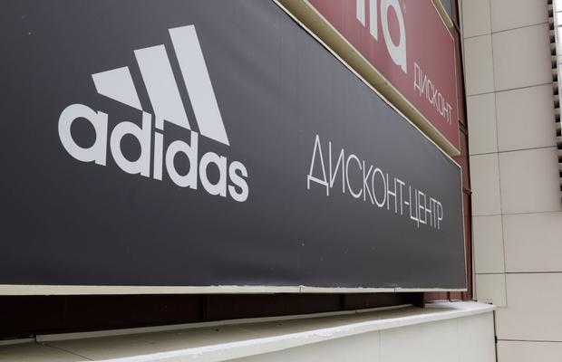 Adidas își suspendă activitățile în Rusia, la fel cum au procedat și rivalele Puma și Nike