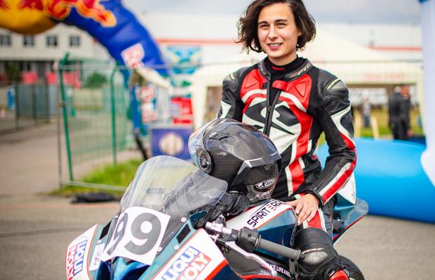 8 martie în exil » Vicecampioana Ucrainei la motociclism a fugit din Kievul asediat și s-a refugiat în București: „Îmi caut job în România”
