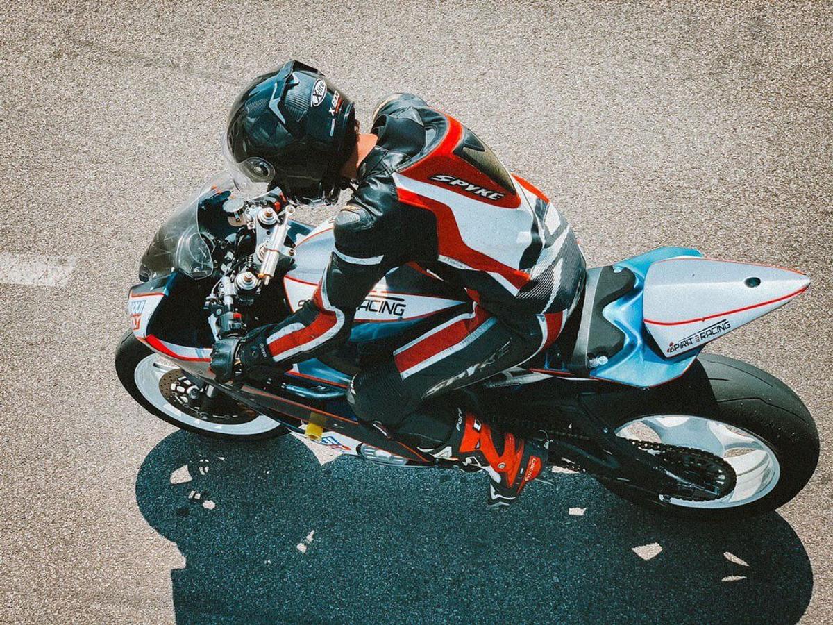 8 martie în exil » Vicecampioana Ucrainei la motociclism a fugit din Kievul asediat și s-a refugiat în București: „Îmi caut job în România”