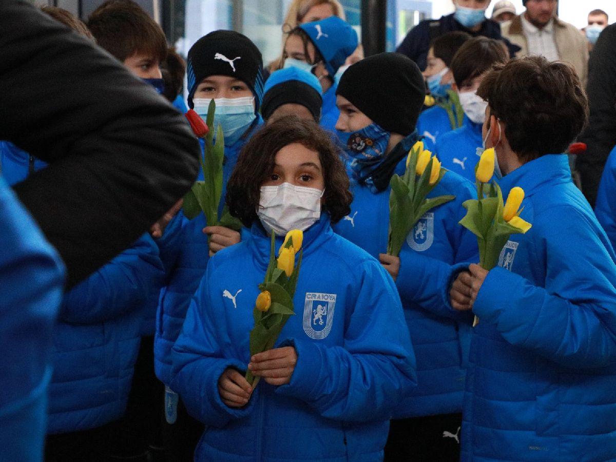 Fotbaliștii Universității Craiova, acțiune în mall de Ziua Femeii