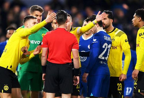 Jucătorii lui Dortmund strânși în jurul lui  Danny Makkelie, foto: Guliver/gettyimages