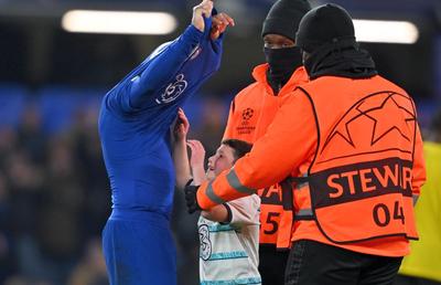 Nu s-a văzut la TV » Ce s-a întâmplat pe „Stamford Bridge”, imediat după Chelsea - Dortmund: a intrat pe teren și a început să plângă în brațele favoritului
