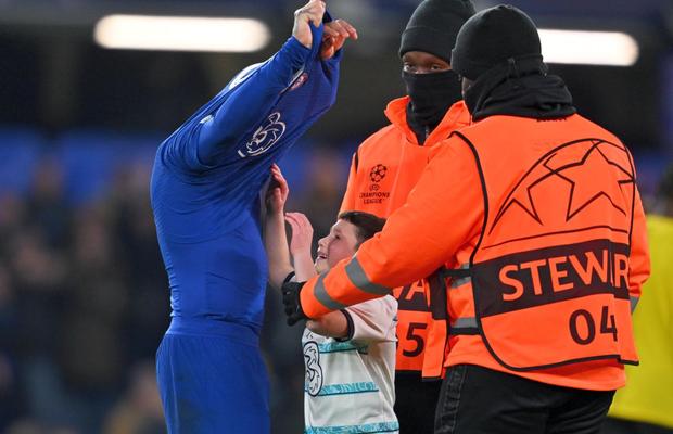 Nu s-a văzut la TV » Ce s-a întâmplat pe „Stamford Bridge”, imediat după Chelsea - Dortmund: a intrat pe teren și a început să plângă în brațele favoritului