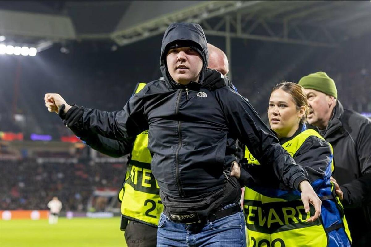 Decizia tribunalului în cazul ultrasului de la  PSV care l-a lovit cu pumnul pe portarul Sevillei