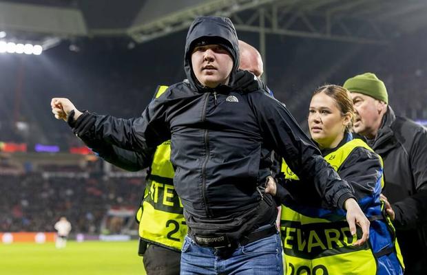 Decizia tribunalului în cazul ultrasului de la  PSV care l-a lovit cu pumnul pe portarul Sevillei