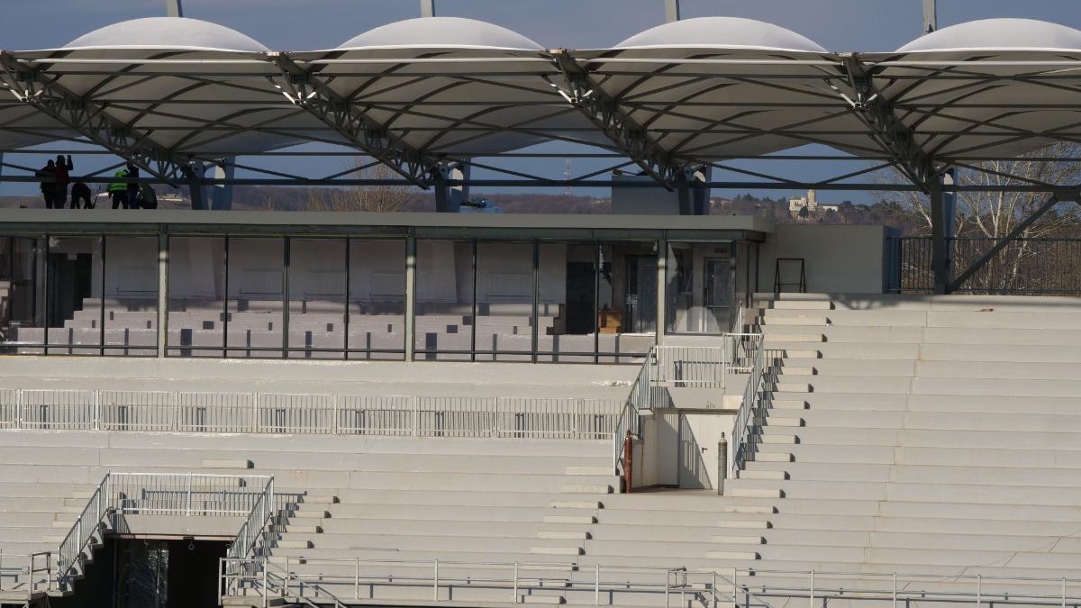 Chin nesfârșit! N-au „casă” nici în play-out, deși se lucrează de 4 ani la modernizarea stadionului! Singura arenă fără peluze din Superliga a ajuns să coste mai mult decât dublul sumei estimate inițial