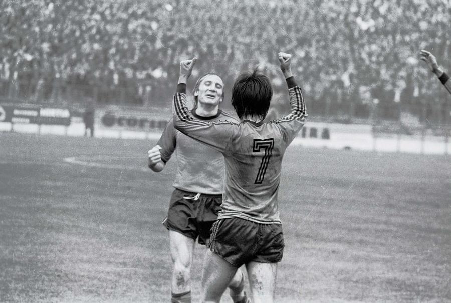 Bumbescu și Lăcătuș celebrează marcarea unui gol Adrian Bumbescu nu l-a iertat pe Emeric Ienei: „Seara, m-a anunțat titular, iar dimineața m-au scos din echipă cu Danemarca. A fost un șoc! Aș fi jucat și eu la Mondial”
