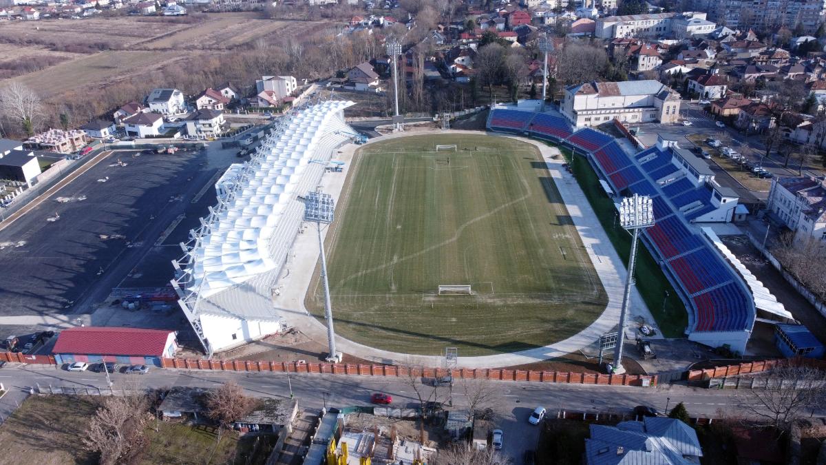 Chin nesfârșit! N-au „casă” nici în play-out, deși se lucrează de 4 ani la modernizarea stadionului! Singura arenă fără peluze din Superliga a ajuns să coste mai mult decât dublul sumei estimate inițial