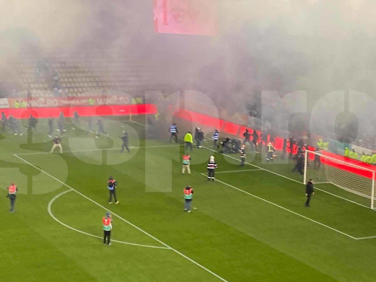 Imagini halucinante la Dinamo - UTA! Ultrașii s-au luat la bătaie pe gazon