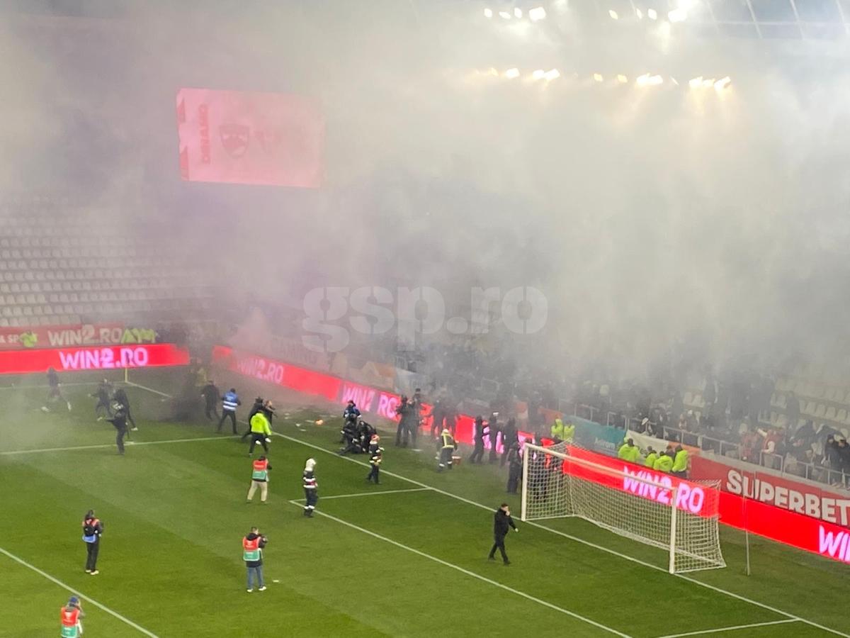Imagini halucinante la Dinamo - UTA! Ultrașii s-au luat la bătaie pe gazon