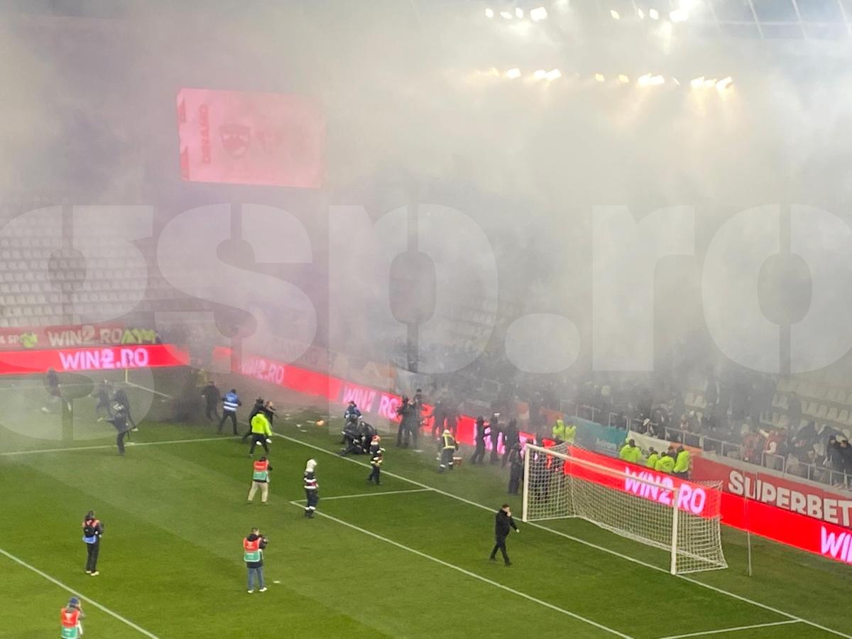Imagini halucinante la Dinamo - UTA! Ultrașii s-au luat la bătaie pe gazon