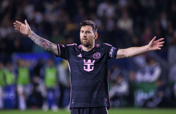 Leo Messi a salvat o bunicuță de 90 de ani din mâinile teroriștilor. Acum ea îi cere campionului mondial ajutorul pentru eliberarea familiei sale!