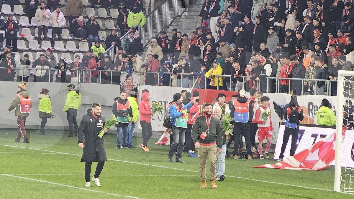 Imagini halucinante la Dinamo - UTA! Ultrașii s-au luat la bătaie pe gazon