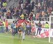 Imagini halucinante la Dinamo - UTA! Ultrașii s-au luat la bătaie pe gazon
