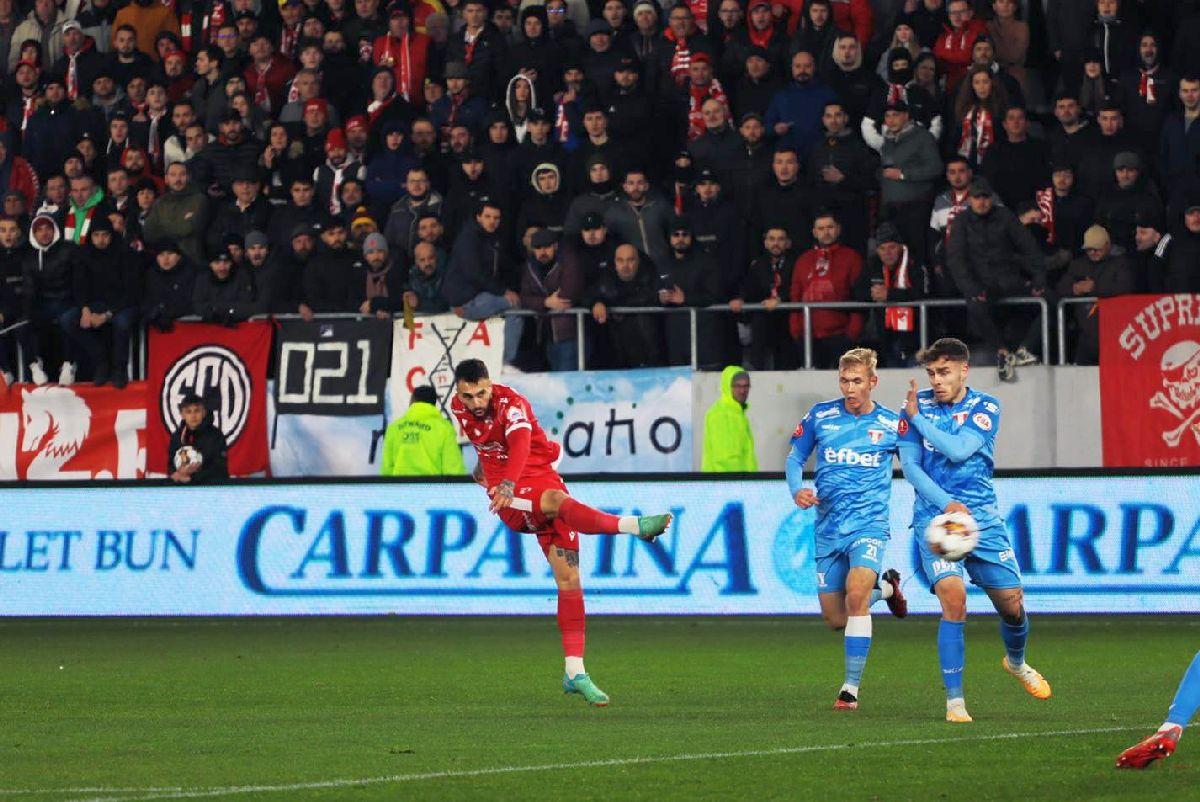 Imagini halucinante la Dinamo - UTA! Ultrașii s-au luat la bătaie pe gazon