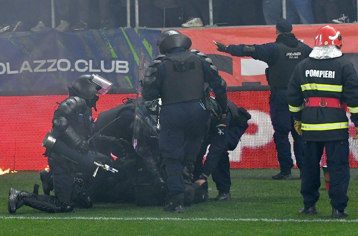 Imagini halucinante la Dinamo - UTA! Ultrașii s-au luat la bătaie pe gazon