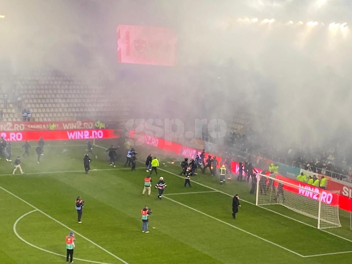 Imagini halucinante la Dinamo - UTA! Ultrașii s-au luat la bătaie pe gazon