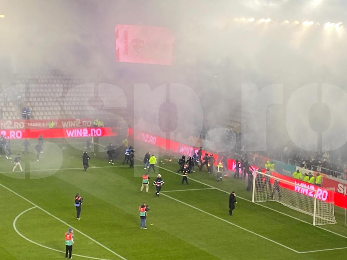 Imagini halucinante la Dinamo - UTA! Ultrașii s-au luat la bătaie pe gazon