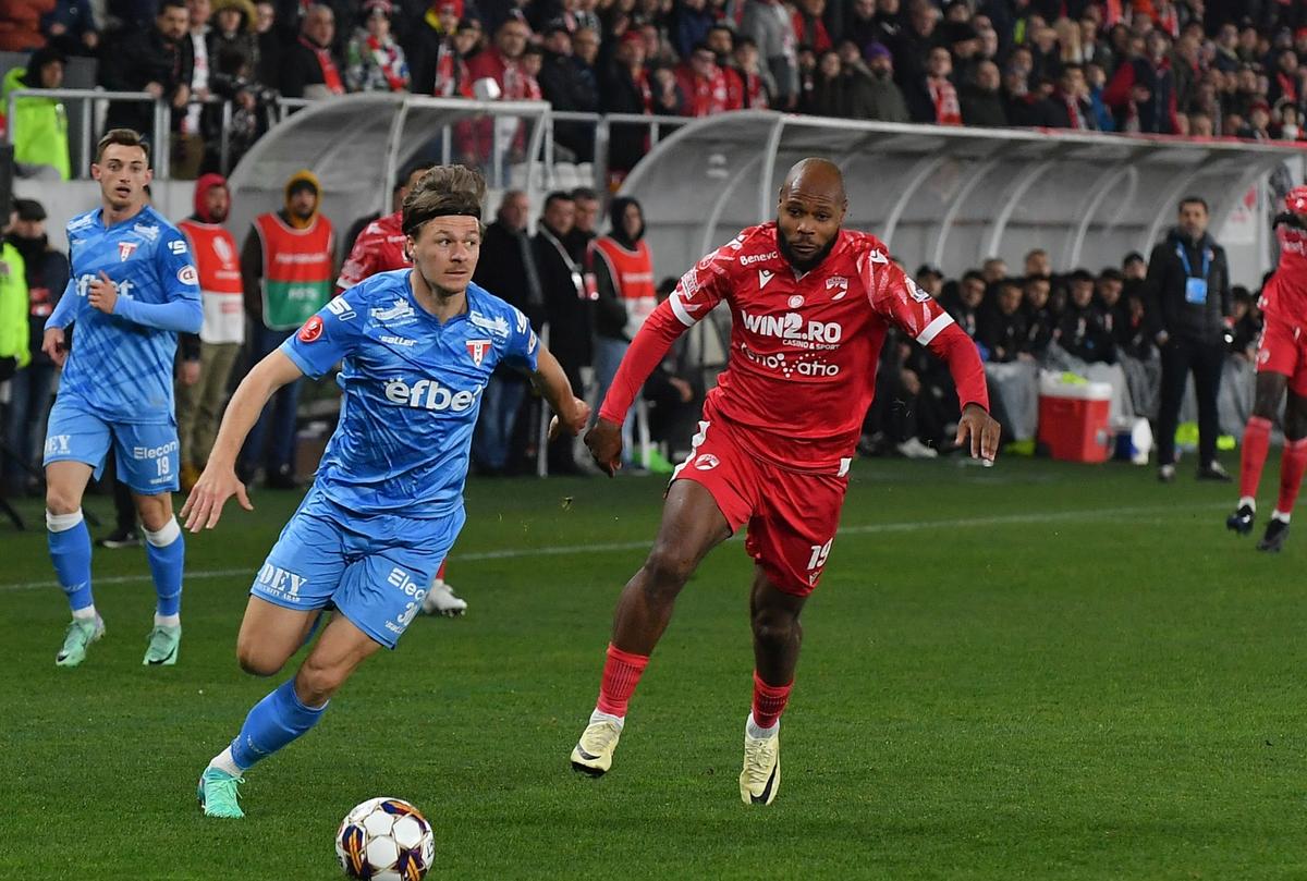 Imagini halucinante la Dinamo - UTA! Ultrașii s-au luat la bătaie pe gazon